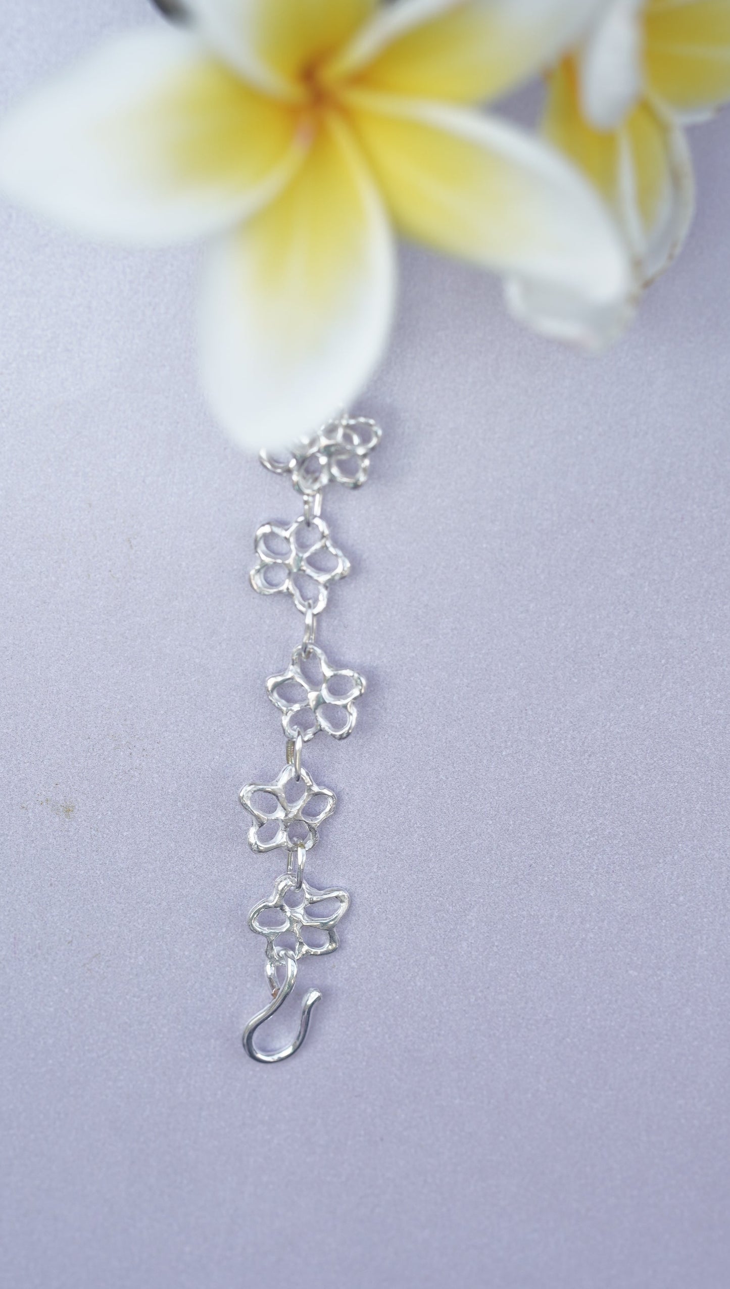 צמיד פרחים קטנים